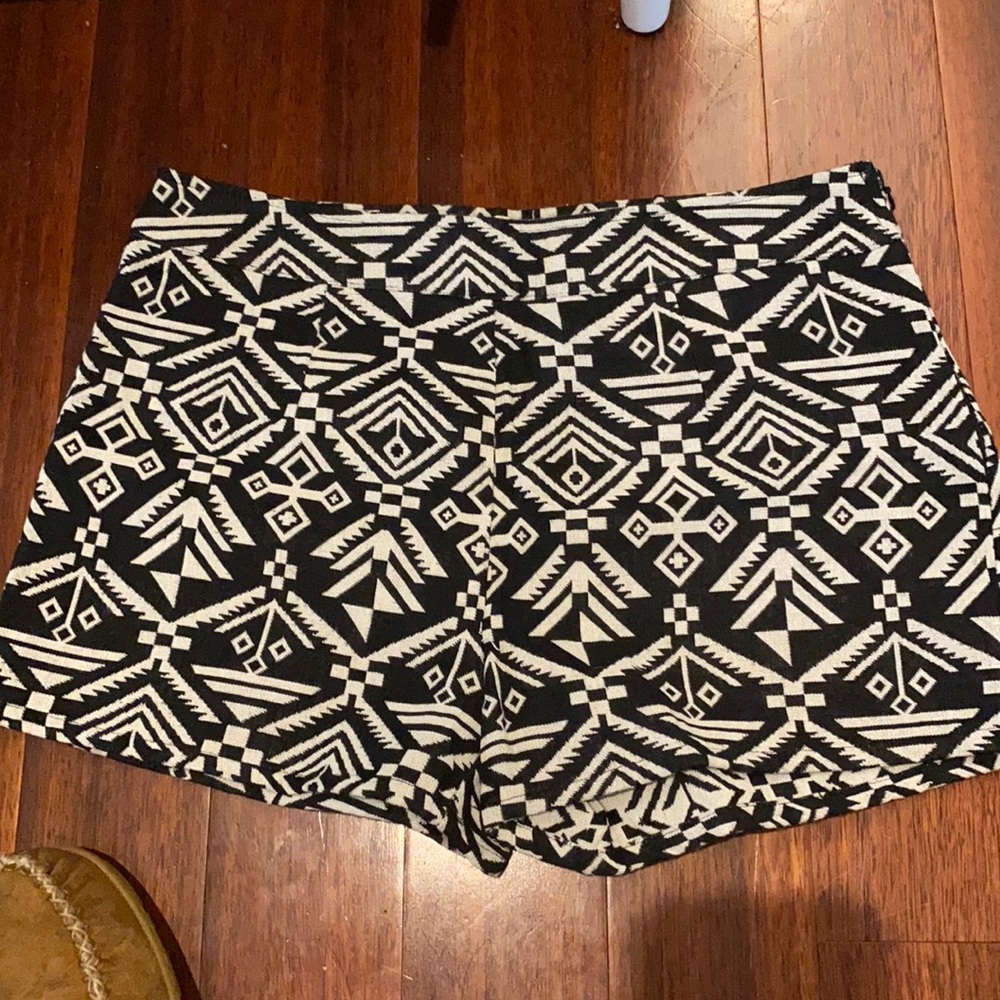 B&W woven shorts. Size M